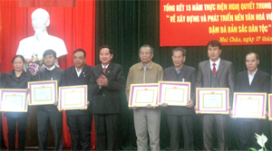 Lãnh đạo huyện Mai Châu khen thưởng tập thể, cá nhân có thành tích xuất sắc trong thực hiện NQ T.Ư 5 (khóa VIII).